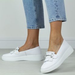 Białe skórzane półbuty damskie S.Barski 590. Białe półbuty wsuwane S.BARSKI, na jesień, z aplikacjami, ze skóry, bez obcasa, na platformie. Za 219.00 zł.