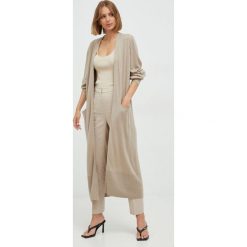 Armani Exchange kardigan wełniany damski kolor beżowy lekki. Brązowe swetry Armani Exchange, s, bez wzorów, z dzianiny, bez ramiączek. W wyprzedaży za 489.99 zł.