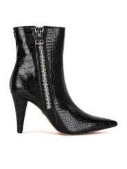 Nine West Botki BYCCC04 Czarny. Czarne botki Nine West, bez wzorów, z materiału, bez obcasa, na słupku, bez zapięcia. Za 209.99 zł.