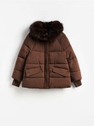 Kurtka z futrzanym kołnierzem - brązowy. Brązowe kurtki Reserved, l, bez wzorów, z futra, bez kaptura. Za 279.99 zł.
