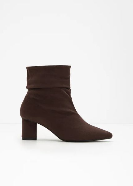 Krótkie botki. Brązowe botki bonprix, bez wzorów, bez obcasa, bez zapięcia. Za 169.99 zł.