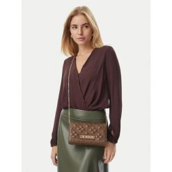 Torebka LOVE MOSCHINO. Brązowe kopertówki Love Moschino, bez wzorów, wizytowe, bez dodatków. Za 639.99 zł.