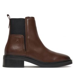 Sztyblety Tommy Hilfiger. Brązowe botki Tommy Hilfiger, bez wzorów, bez obcasa, na płaskiej podeszwie, bez zapięcia. Za 589.99 zł.