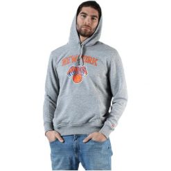 Bluza z kapturem New York Knicks. Szare bluzy z kapturem Mitchell & Ness, bez wzorów, z kapturem, do koszykówki. Za 377.50 zł.