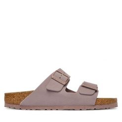 Klapki Birkenstock. Fioletowe klapki Birkenstock, bez wzorów, bez obcasa, bez zapięcia. Za 449.99 zł.