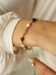 Pierres delicates Pozłacana bransoletka z kamieniami szlachetnymi i perłami rozmiar: onesize. Białe bransoletki Pierres delicates, z perłą, pozłacane. Za 52.99 zł.