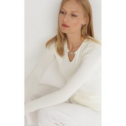 Biały Sweter Fenrie. Białe swetry Born2be, m, bez wzorów, z dzianiny, glamour, bez ramiączek. W wyprzedaży za 69.99 zł.
