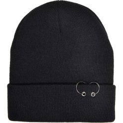 CZAPKA Z METALOWYMI OZDOBAMI. Czapki zimowe marki TOP SECRET. W wyprzedaży za 14.99 zł.