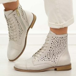 Złote skórzane ażurowe botki damskie Cambell 19419. Żółte botki Cambell, w ażurowe wzory, z jeansu, eleganckie, z okrągłym noskiem, bez obcasa, na płaskiej podeszwie, bez zapięcia. Za 259.00 zł.