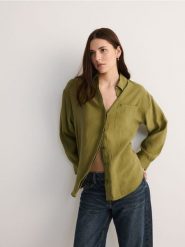 Koszula oversize z modalu - oliwkowy. Zielone koszule Reserved, l, bez wzorów, z tkaniny, bez kołnierzyka, bez ramiączek. W wyprzedaży za 49.99 zł.