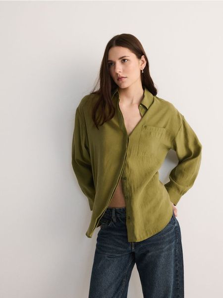 Koszula oversize z modalu - oliwkowy. Zielone koszule Reserved, l, bez wzorów, z tkaniny, bez kołnierzyka, bez ramiączek. W wyprzedaży za 49.99 zł.