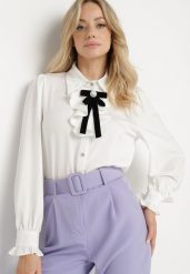 Biała Koszula Satynowa w Stylu Retro z Żabotem i Kokardką Ivelzeda. Białe koszule Born2be, m, bez wzorów, z bawełny, klasyczne, bez kołnierzyka, bez ramiączek. W wyprzedaży za 127.49 zł.