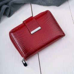Portfel damski skórzany lakierowany mały czerwony z tłoczeniem croco z RFID SP-26-CRD. Czerwone portfele bez wzorów, z lakierowanej skóry. Za 99.00 zł.