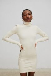 Sukienka z golfem z dzianiny w jodełkę w kolorze WARM BEIGE - PATRIZIA-XS/S. Brązowe sukienki Marsala, s, bez wzorów, z bawełny, eleganckie, bez kołnierzyka, bez ramiączek, midi, sportowe. W wyprzedaży za 110.97 zł.