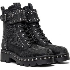 Botki damskie Guess Variel (FL8VARPEL10-BLACK). Czarne botki Guess, z aplikacjami, eleganckie, bez obcasa, bez zapięcia. Za 349.90 zł.