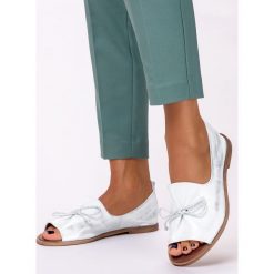 Srebrne sandały zabudowane z kokardą polska skóra pro-moda 2660-005. Brązowe sandały PRO-MODA, bez wzorów, ze skóry, bez obcasa, bez zapięcia. W wyprzedaży za 249.99 zł.