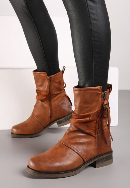 Brązowe Casualowe Botki z Marszczoną Cholewką i Ozdobnym Suwakiem Riaelle. Brązowe botki Born2be, bez wzorów, z materiału, biznesowe, bez obcasa, na obcasie, bez zapięcia. W wyprzedaży za 127.49 zł.