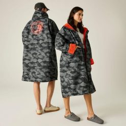 Płaszcz plażowy wodoodporny Changing Robe Regatta. Brązowe płaszcze Regatta, na lato, m, bez wzorów, z materiału, z kapturem. Za 329.99 zł.
