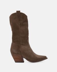ZAMSZOWE KOWBOJKI NA OBCASIE F001SUBROBB094. Botki Venezia, bez wzorów, ze skóry, bez obcasa, na obcasie, bez zapięcia. Za 599.00 zł.