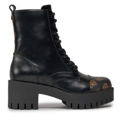 Botki Guess. Czarne botki Guess, z aplikacjami, bez obcasa, na słupku, bez zapięcia. Za 419.99 zł.