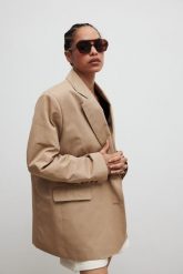 Klasyczna marynarka w kolorze CLASSIC BEIGE - NOMEE-M/L. Brązowe marynarki i żakiety Marsala, l, bez wzorów, z bawełny, eleganckie, bez ramiączek. Za 499.90 zł.