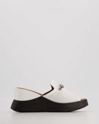 KLAPKI NA KOTURNIE 183333 WHITE. Białe klapki Venezia, bez wzorów, ze skóry, bez obcasa, na koturnie, bez zapięcia. Za 239.00 zł.
