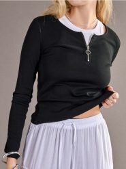 Bluzka z długimi rękawami - czarny. Czarne bluzki Sinsay, l, bez wzorów, bez kołnierzyka, bez ramiączek. Za 19.99 zł.