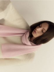 Wełniany szal z kaszmirem - pastelowy róż. Czerwone szaliki i kominy Reserved, bez wzorów, z kaszmiru. W wyprzedaży za 139.99 zł.