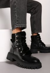 Czarne Trapery w Casualowym Stylu z Futerkowym Zdobieniem na Języku Taniapea. Czarne traperki Renee, z aplikacjami, z jeansu, klasyczne, bez obcasa, bez zapięcia. Za 119.99 zł.