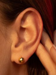 OR ÉCLAT Złote kolczyki-wkrętki "Puce" rozmiar: onesize. Czerwone kolczyki Or Éclat, złote. Za 192.79 zł.