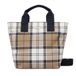 Torebka Barbour. Brązowe torebki klasyczne Barbour, bez wzorów, klasyczne, bez dodatków. Za 439.99 zł.