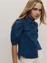 Jeansowa koszula z ozdobnymi guzikami - niebieski. Niebieskie koszule Reserved, l, bez wzorów, z bawełny, bez kołnierzyka, bez ramiączek. W wyprzedaży za 99.99 zł.