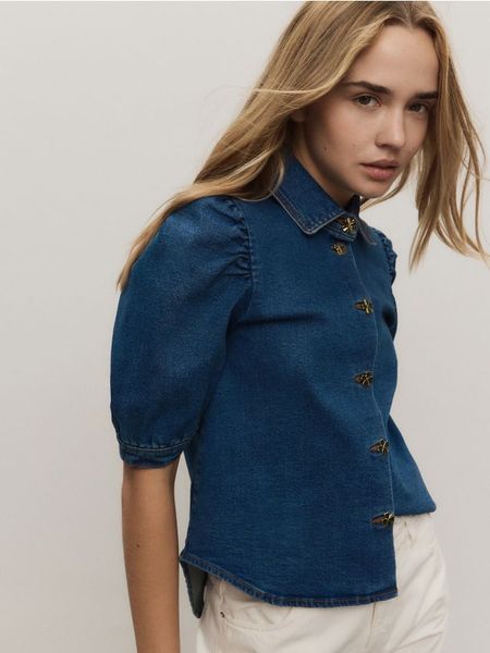 Jeansowa koszula z ozdobnymi guzikami - niebieski. Niebieskie koszule Reserved, l, bez wzorów, z bawełny, bez kołnierzyka, bez ramiączek. W wyprzedaży za 99.99 zł.