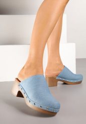 Niebieskie Klapki Drewniaki Typu Mule na Słupku Zdobione Nitami Hlerra. Niebieskie klapki Renee, z aplikacjami, z jeansu, eleganckie, bez obcasa, na obcasie, bez zapięcia. W wyprzedaży za 82.49 zł.