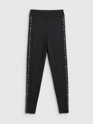 4F Legginsy dzianinowe damskie - czarne S. Czarne legginsy 4f, bez wzorów, z dzianiny. Za 99.99 zł.