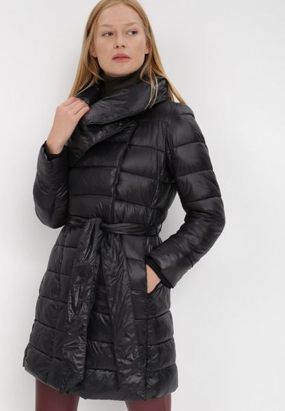 Czarna Kurtka Pikowana Nikessa. Czarne kurtki Born2be, na zimę, l, z aplikacjami, z tkaniny, bez kaptura. Za 169.99 zł.