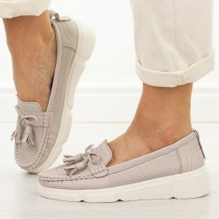 Beżowe skórzane mokasyny damskie Vinceza 88041. Brązowe mokasyny VINCEZA, w ażurowe wzory, z jeansu, z okrągłym noskiem. Za 219.00 zł.