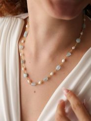 Pierres delicates Pozłacany naszyjnik z elementami ozdobnymi - dł. 43 cm rozmiar: onesize. Białe naszyjniki Pierres delicates, z materiału, z akwamarynem, pozłacane. Za 52.99 zł.