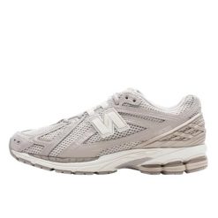 Buty do chodzenia dla dorosłych New Balance 1906R Grey Day. Szare buty do biegania New Balance, bez wzorów, ze skóry, bez zapięcia, do biegania. Za 948.65 zł.