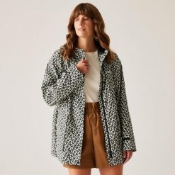 Kurtka turystyczna przeciwdeszczowa damska Orla Kiely Swing wodoodporna. Kurtki przeciwdeszczowe Regatta, bez wzorów, z tkaniny, bez kaptura, trekkingowe. Za 319.99 zł.