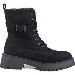 Zamszowe workery damskie z klamrą czarne. Czarne botki bez wzorów, z zamszu, eleganckie, bez obcasa, bez zapięcia. Za 227.37 zł.