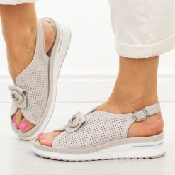 Szare skórzane sandały damskie Jezzi 9759. Szare sandały Jezzi, z aplikacjami, z jeansu, eleganckie, z okrągłym noskiem, bez obcasa, na platformie, bez zapięcia. Za 229.00 zł.