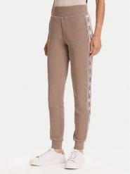 Guess Spodnie dresowe V2YB15 KB3P2 Brązowy Regular Fit. Brązowe spodnie dresowe Guess, z aplikacjami, z dresówki. Za 279.99 zł.