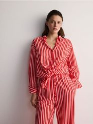 Bawełniana koszula oversize - wielobarwny. Koszule Reserved, l, bez wzorów, z bawełny, bez kołnierzyka, bez ramiączek. W wyprzedaży za 59.99 zł.