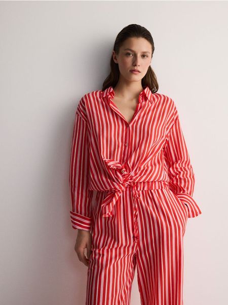 Bawełniana koszula oversize - wielobarwny. Koszule Reserved, l, bez wzorów, z bawełny, bez kołnierzyka, bez ramiączek. W wyprzedaży za 59.99 zł.