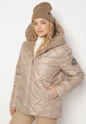 Beżowa Pikowana Kurtka o Prostym Kroju z Kapturem Avilerie. Brązowe kurtki Born2be, plus size, bez wzorów, z jeansu, eleganckie, z kapturem. Za 169.99 zł.