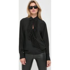 Victoria Beckham koszula jedwabna damska kolor czarny relaxed z kołnierzykiem klasycznym. Czarne koszule VICTORIA BECKHAM, bez wzorów, z jedwabiu, klasyczne, bez kołnierzyka, bez ramiączek. W wyprzedaży za 2,199.90 zł.
