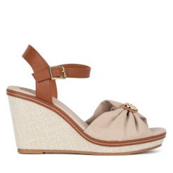 Sandały Beverly Hills Polo Club. Brązowe sandały Beverly Hills Polo Club, bez wzorów, bez obcasa, na koturnie, bez zapięcia. Za 179.99 zł.