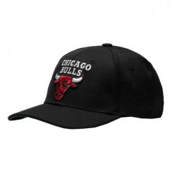 Czapka snapback klasyczna Chicago Bulls. Czarne czapki z daszkiem Mitchell & Ness, bez wzorów, eleganckie. Za 198.50 zł.