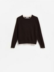 Sweter z kontrastową lamówką - ciemnobrązowy. Brązowe swetry Reserved, l, bez wzorów, z dzianiny, bez ramiączek. Za 99.99 zł.